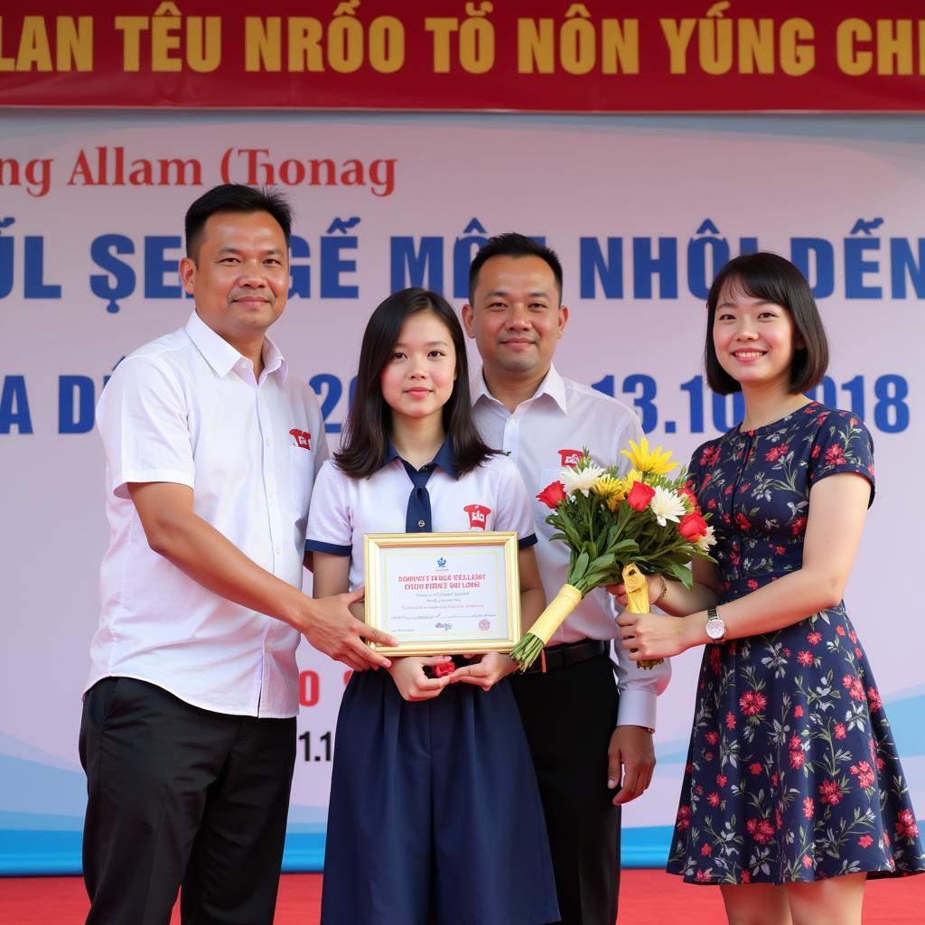 Học sinh đạt giải nhất kỳ thi học sinh giỏi tỉnh Bến Tre 2018 nhận bằng khen và hoa.